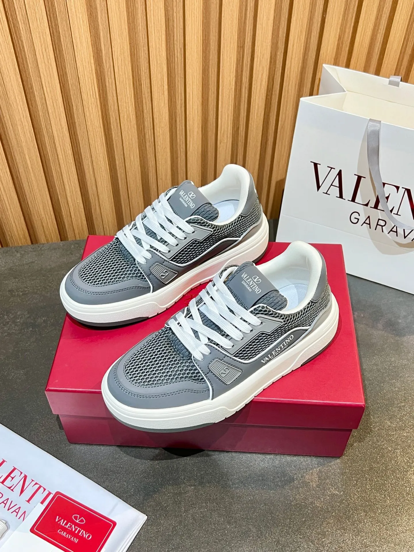 Men's men's shoes 💰640 VLNT Valentino 𝑶𝒏𝒆𝑺𝒕𝒖𝒅 Couple's sneakers series Valentino 2025 latest couple's sneakers, same style for celebrities, hot sale. Original ZP purchase and dismantling. Repeated pattern making and modification. Trying to restore 1:1 original version! Top luxury masterpiece, soft and comfortable, breathable and light, combines fashion and leisure, brings excellent and elegant texture and excellent on-foot comfort. Top purchasing version upper: imported high-end breathable mesh/original oil edge craftsmanship. Inner: imported mesh. Outsole: original development 𝐓𝐏𝐔 two-color combination outsole. Packaging: original configuration complete package. Code number: 35/44 (customized 45 46). Can be customized (self-labeled - no label) order.